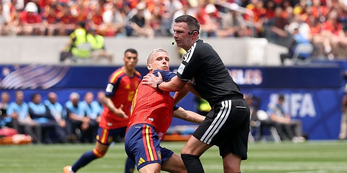 Michael Oliver experiences mishap during Spain's World Cup match against Belgium