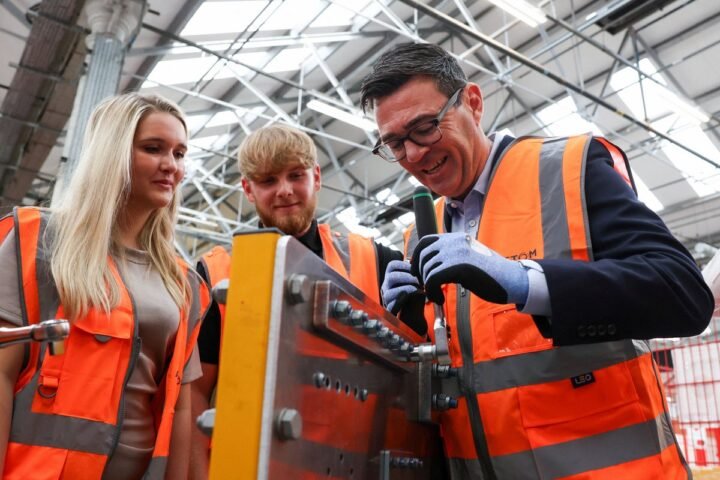 New financial support for Universal Credit families aims to boost teen apprenticeships