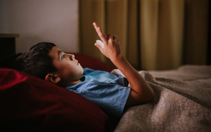 New studies highlight the need for parents to enforce screen time limits at night