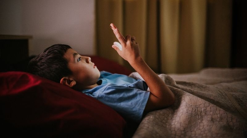 New studies highlight the need for parents to enforce screen time limits at night