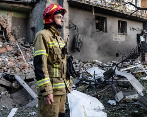Russian missile strike on Kyiv results in one death, revealing air defense vulnerabilities