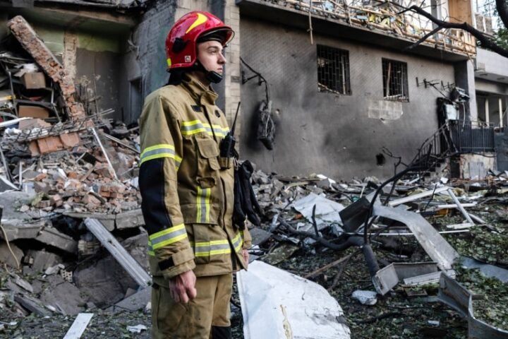 Russian missile strike on Kyiv results in one death, revealing air defense vulnerabilities