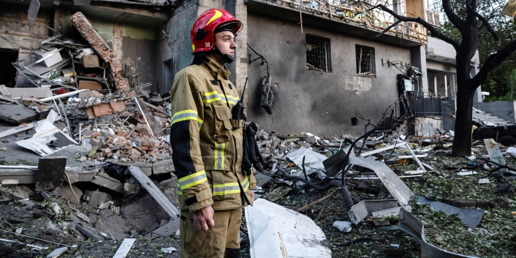 Russian missile strike on Kyiv results in one death, revealing air defense vulnerabilities