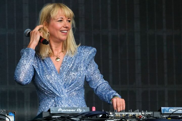 Sara Cox's debut on Radio 2 breakfast show reinvigorates the morning scene