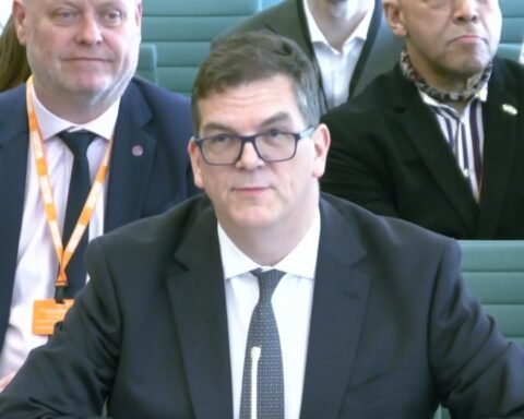 Sir Olly Robbins to sue government over dismissal linked to Mandelson appointment