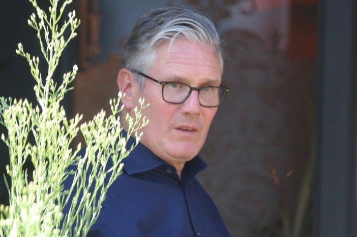 Starmer bids farewell to Cabinet with emotional send-off and karaoke night