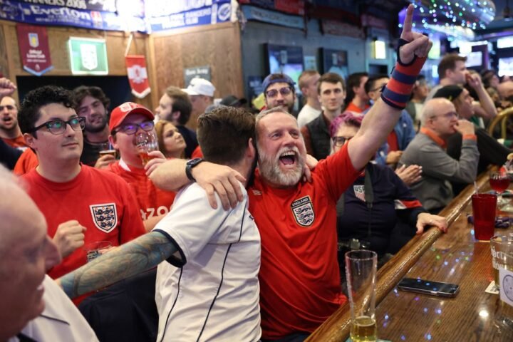 Starmer considers late opening for pubs during England's World Cup match against Mexico