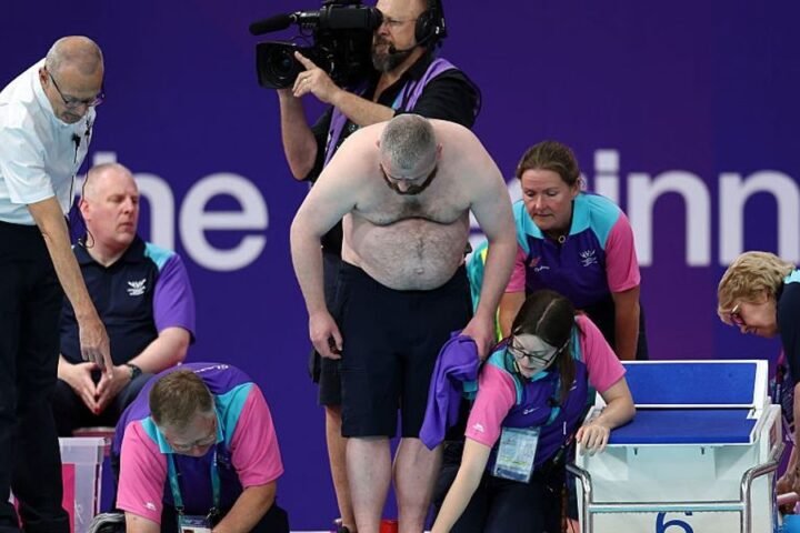 Volunteer delays Adam Peaty's heat by jumping into pool to fix lane rope