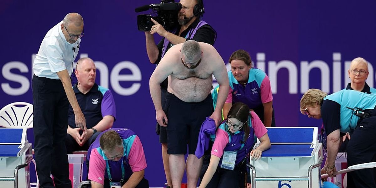 Volunteer delays Adam Peaty's heat by jumping into pool to fix lane rope