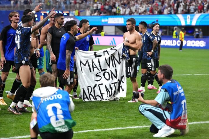 White House supports Argentina's right to free speech amid Falklands banner controversy