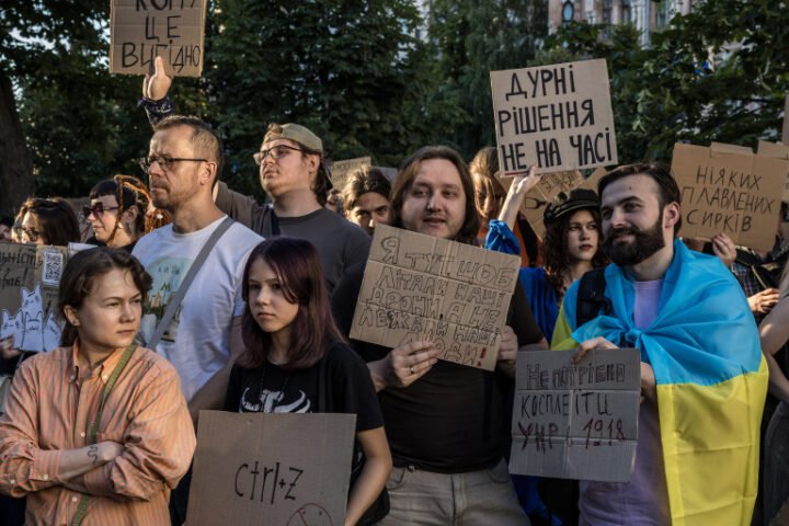 Zelenskyy faces pressure from protests over defense minister's dismissal amid ongoing war