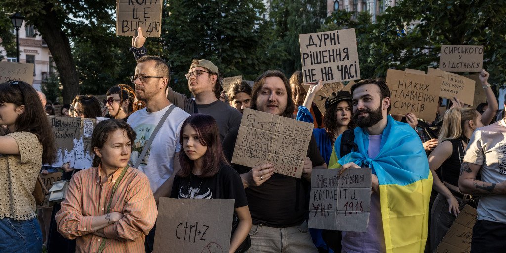 Zelenskyy faces pressure from protests over defense minister's dismissal amid ongoing war