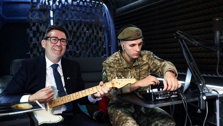 Andy Burnham performs The Smiths with Ukrainian soldiers during Kyiv visit