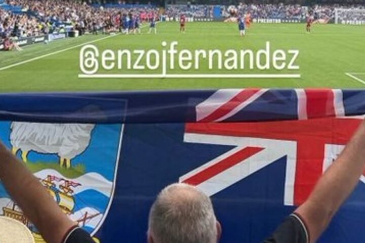 Chelsea fan displays Falklands flag as Enzo Fernandez substitutes into match