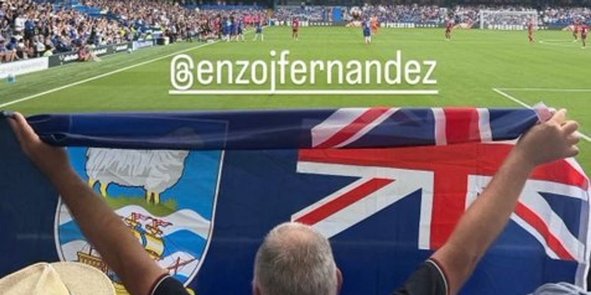 Chelsea fan displays Falklands flag as Enzo Fernandez substitutes into match