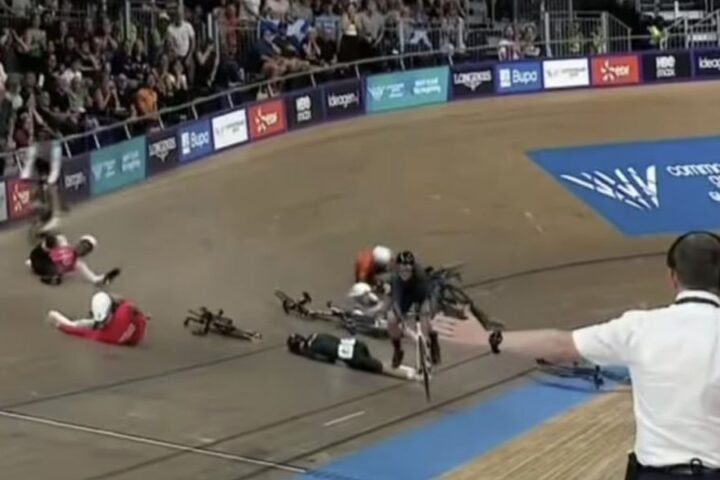 Devastating crash disrupts men's 10km scratch race as riders collide at Commonwealth Games