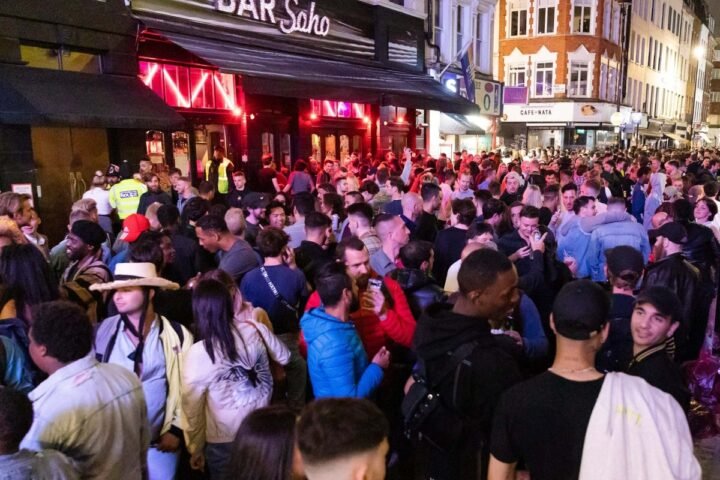 Downing Street calls for collaboration on pub standing restrictions after Sadiq Khan's remarks