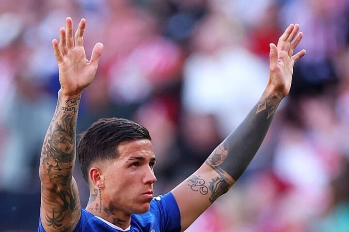 Enzo Fernandez's representatives meet in Manchester as Chelsea sets £120m asking price
