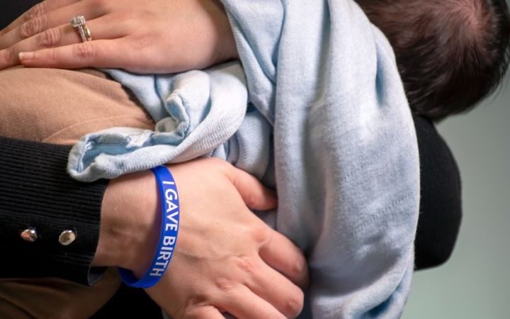 Hospitals implement wristbands to reduce maternal health risks in the U.S.
