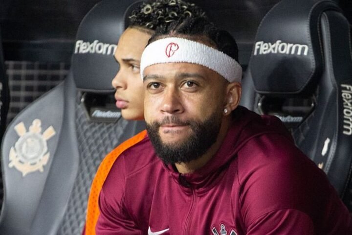 Memphis Depay threatens action against Corinthians over contract dispute