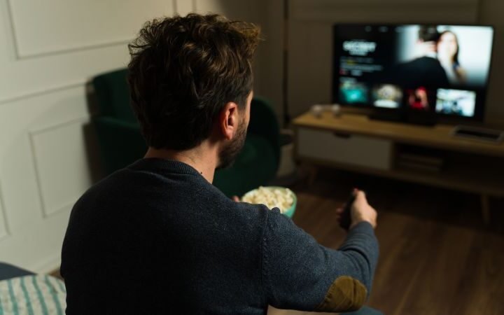 Study links high television viewing in midlife to reduced brain health decades later