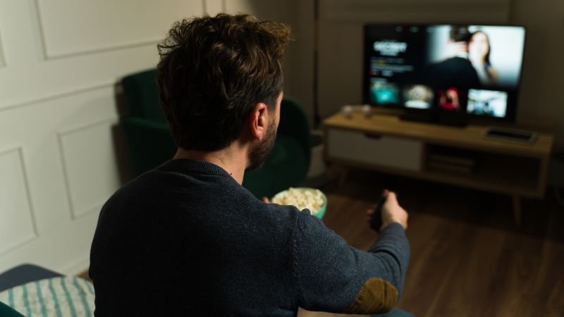 Study links high television viewing in midlife to reduced brain health decades later