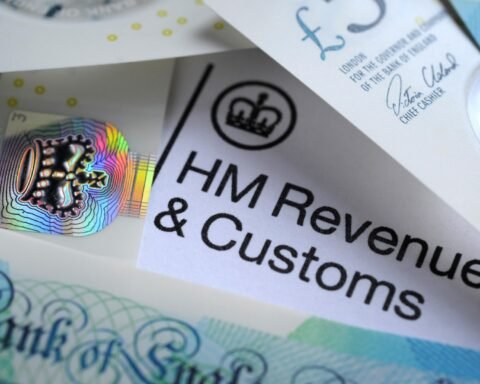 Taxpayers to receive £30 tax break for waiting over 30 minutes on HMRC calls