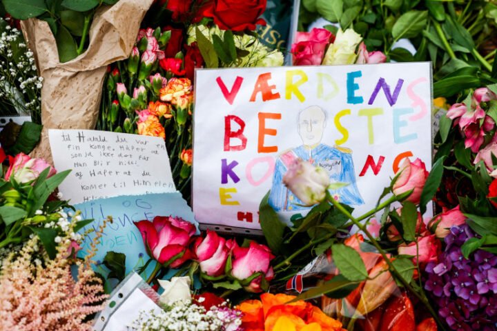 Thousands gather in Oslo to pay tribute to King Harald V as Norway ushers in new monarchy