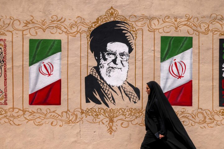Trump shifts strategy to economic pressure on Iran as tensions regarding Hormuz escalate