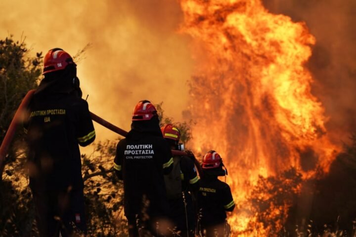 Water-dropping aircraft deployed to combat Greek wildfire amid ongoing evacuations and risks