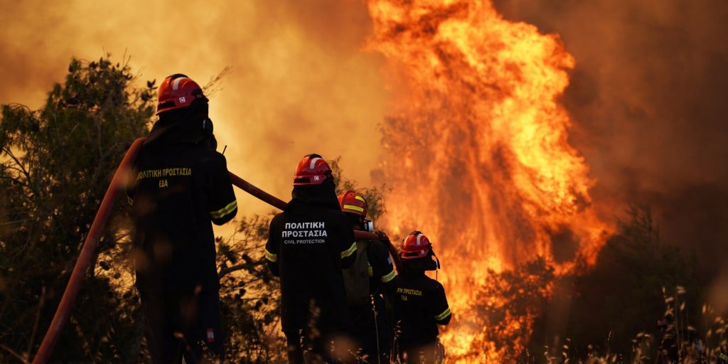 Water-dropping aircraft deployed to combat Greek wildfire amid ongoing evacuations and risks