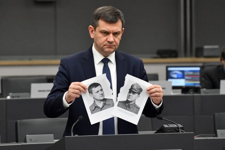 Polish Konfederacja MP tears up portraits in attack on Ukraine