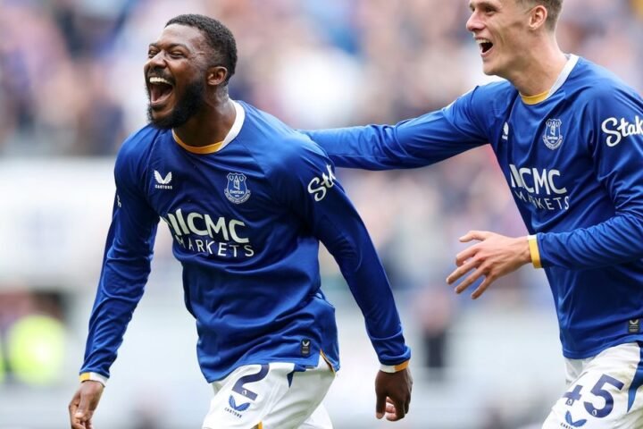 Ainsley Maitland-Niles scores late equaliser on Everton debut to draw with Manchester United
