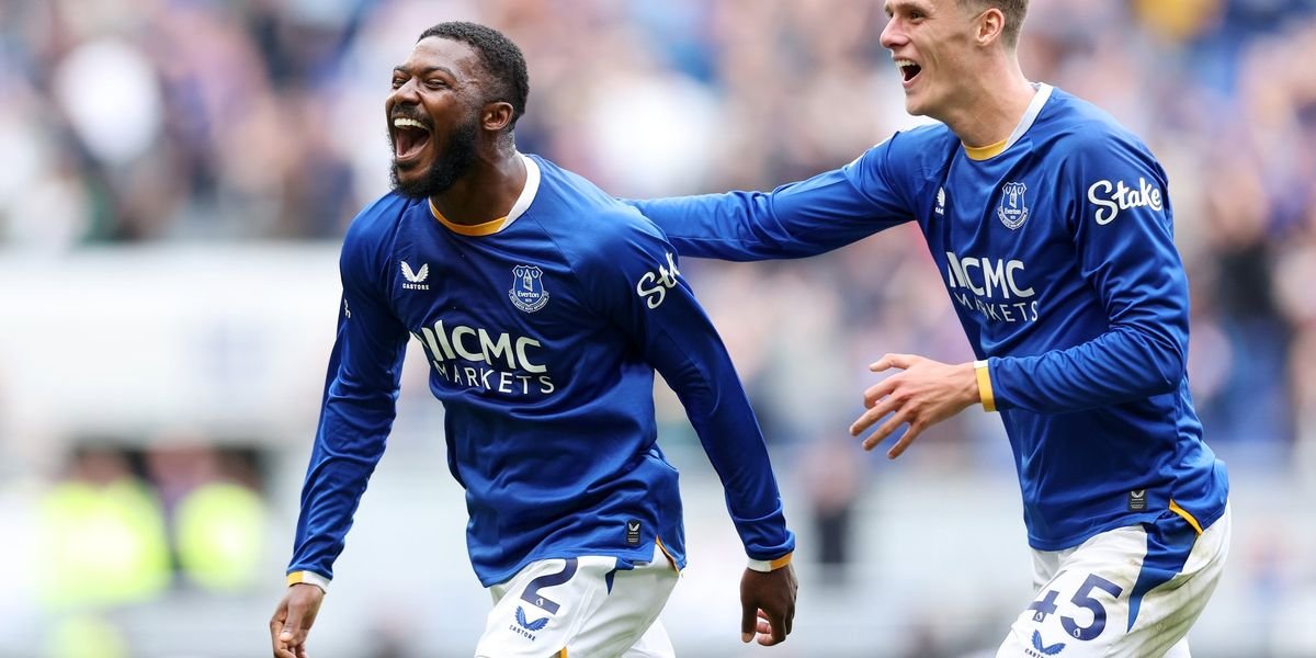 Ainsley Maitland-Niles scores late equaliser on Everton debut to draw with Manchester United