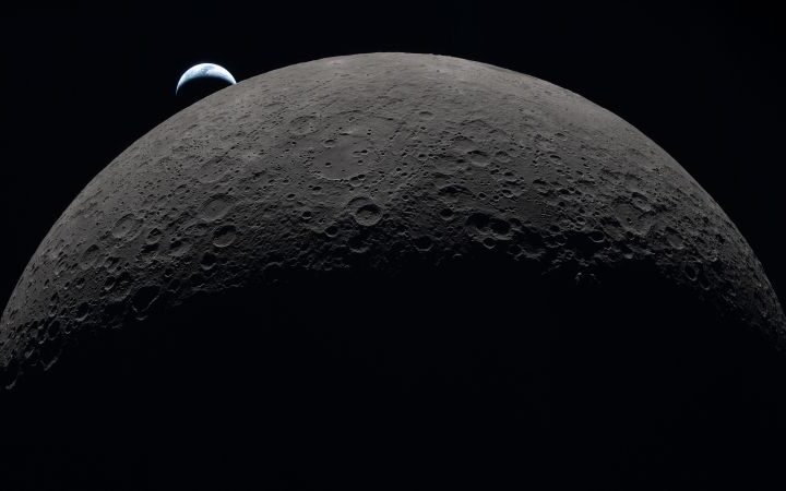 Ancient rock on moon's far side sheds light on lunar magnetic field history