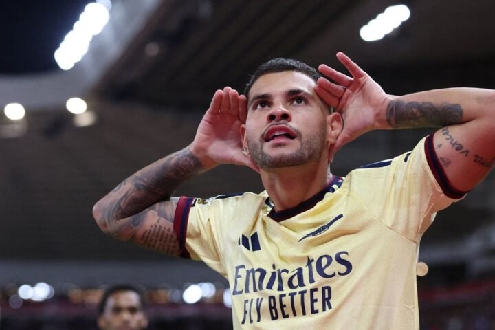 Arsenal maintain perfect Premier League start with 2-0 victory over Sunderland