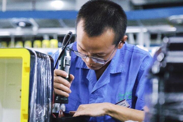 China's exports rise 25% in August, contributing to record trade surplus