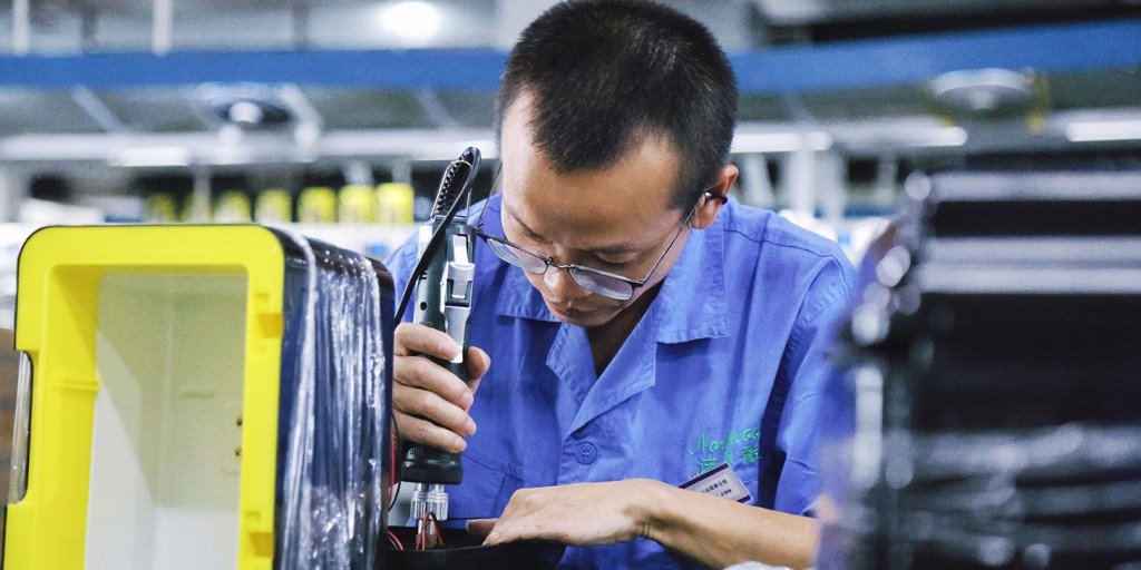 China's exports rise 25% in August, contributing to record trade surplus