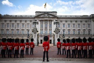 Cross-party MPs urge switch from bearskin to faux fur for Buckingham Palace guard hats