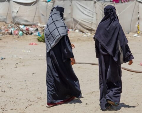 Fleeing families in Yemen face chaos as Iranian-backed Houthi rebels advance