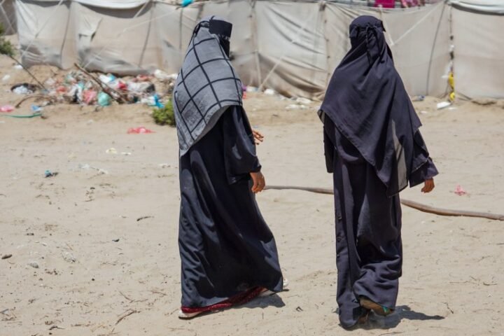 Fleeing families in Yemen face chaos as Iranian-backed Houthi rebels advance