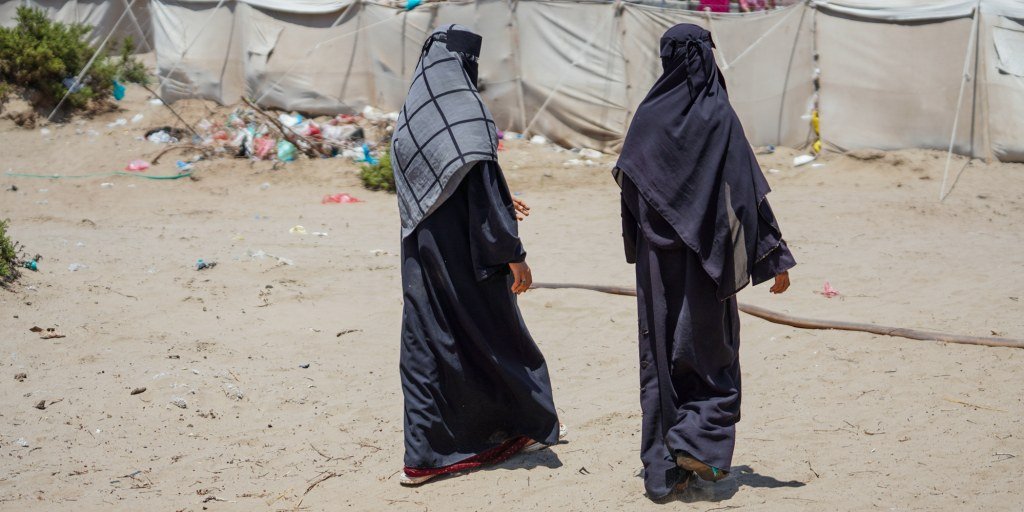 Fleeing families in Yemen face chaos as Iranian-backed Houthi rebels advance