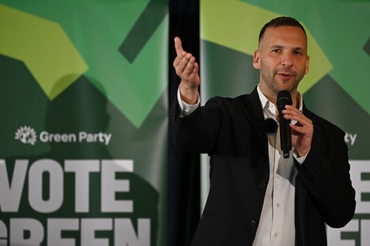 Green Party proposes tracking gamblers with ID and banning sports betting advertisements
