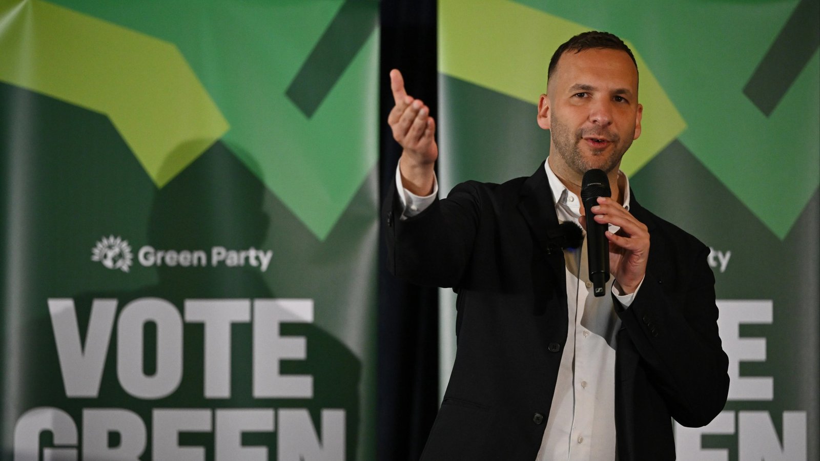 Green Party proposes tracking gamblers with ID and banning sports betting advertisements