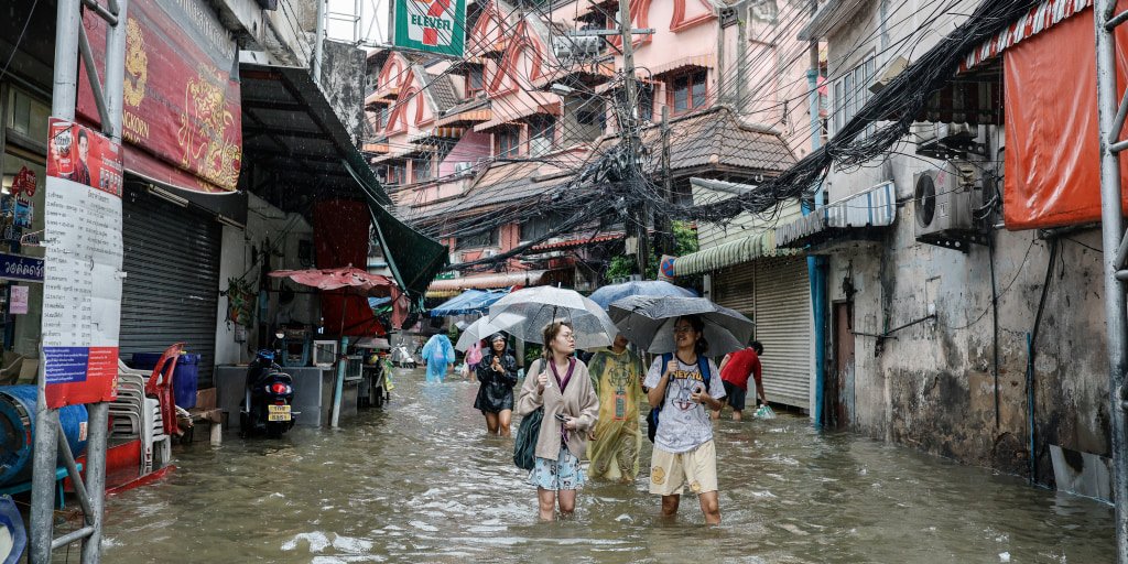 Heavy rain and flooding in Bangkok disrupt traffic and force evacuations
