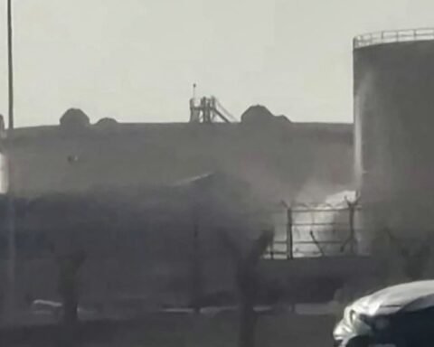 Houthi attacks on Riyadh escalate as smoke and flames reported near airport