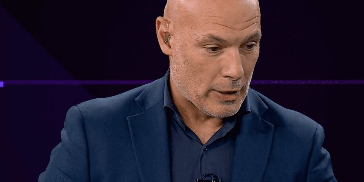 Howard Webb admits Manchester City's goal against United 'should not have stood'
