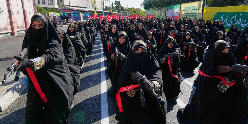 Hundreds of thousands rally in Tehran, pledging readiness to defend against foreign threats