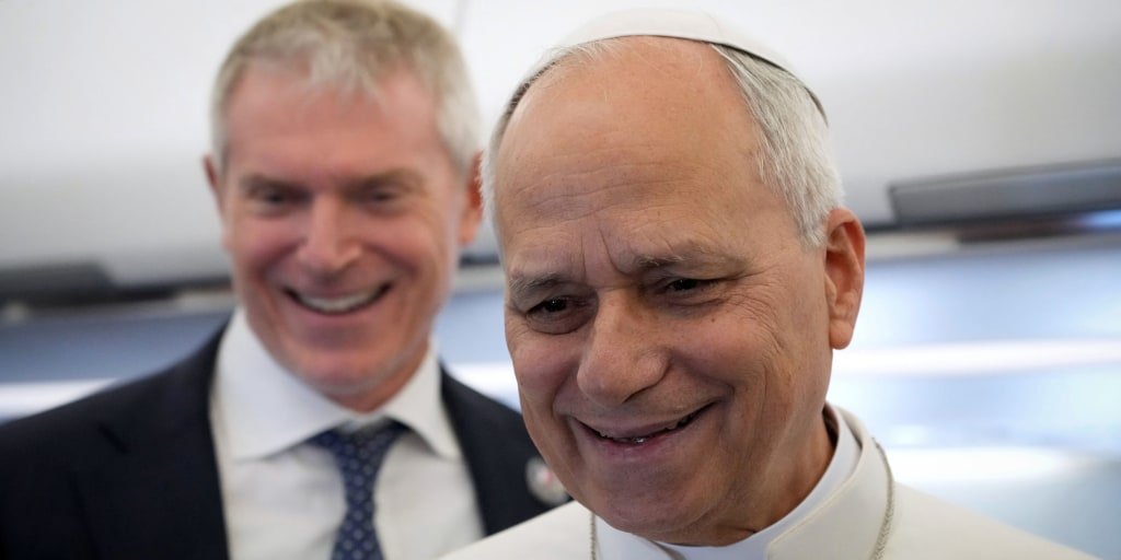 Pope Leo XIV praises free press, sidesteps question on White Sox playoff success