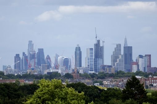 Public sector pay growth drives UK wages above economist expectations